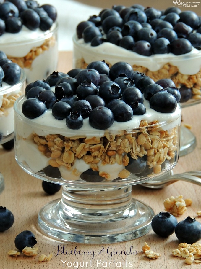 Blueberry & Granola Yogurt Parfaits #LittleChanges