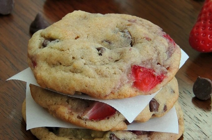 Sweet-Strawberry-Chocolate-Chip-Cookies