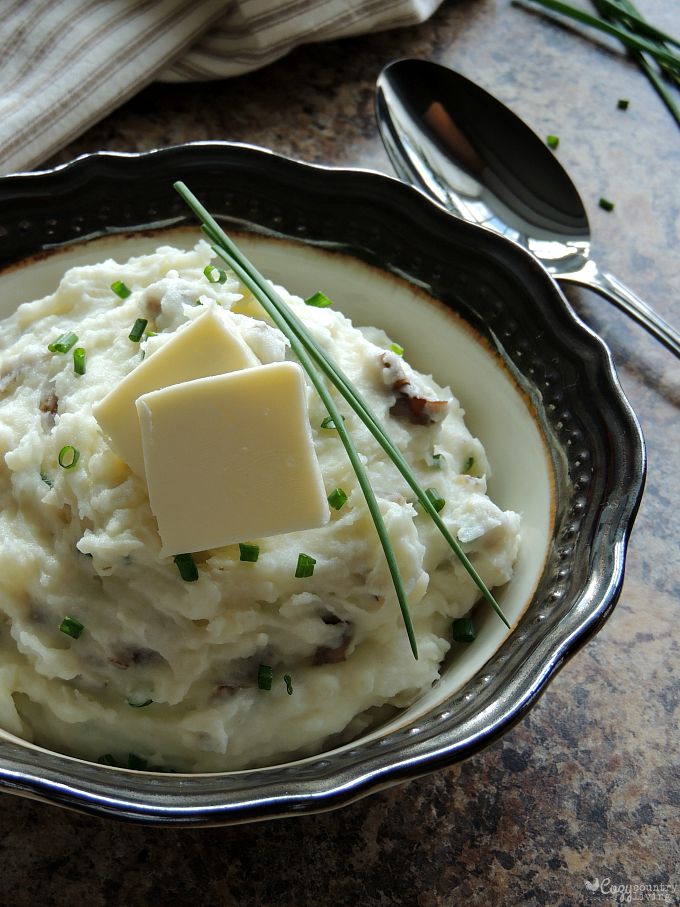 Homemade Rustic Sour Cream & Chive Mashed Potatoes