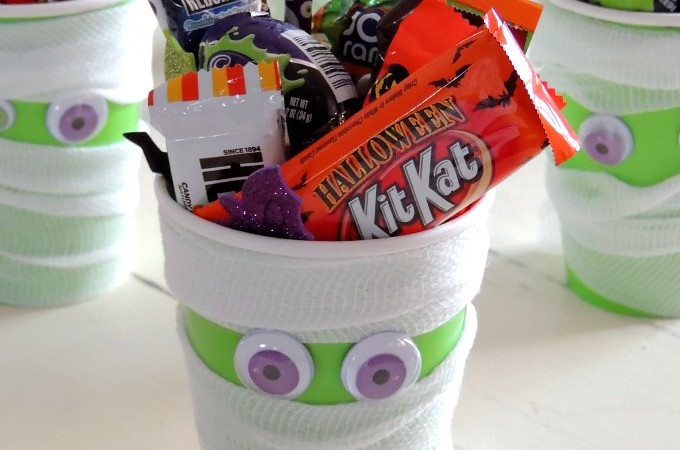 Cute DIY Mummy Halloween Favors Kids Craft