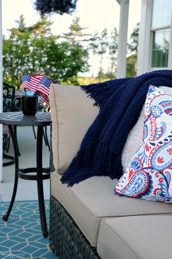 Simple 4th of July Outdoor Patio Decor
