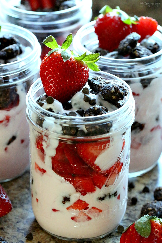 Tasty Strawberry & Chocolate Crunch Yogurt Parfaits